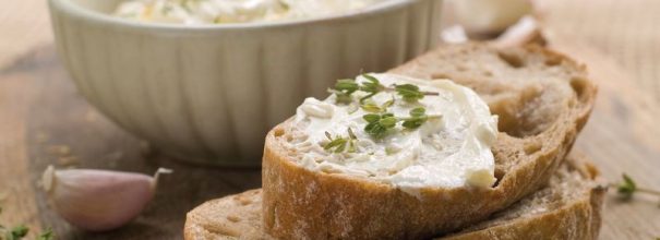Бутерброды с плавленым сыром и чесноком — рецепт с фото пошагово