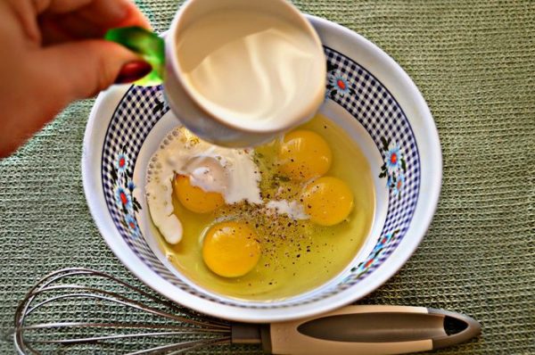 Яйца с молоком в миске