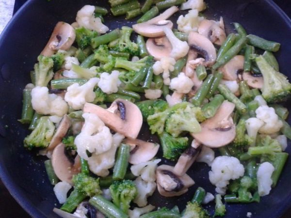 Грибы и овощи в сковороде