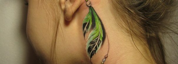 татуировка за ухом у девушки