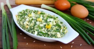 Яркий салат из яиц и зелёного лука дарит весеннее настроение и заряд бодрости