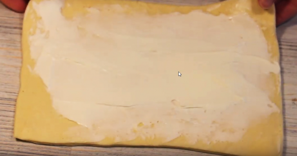 Тесто, смазанное сыром