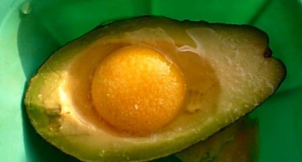 Яйцо в авокадо