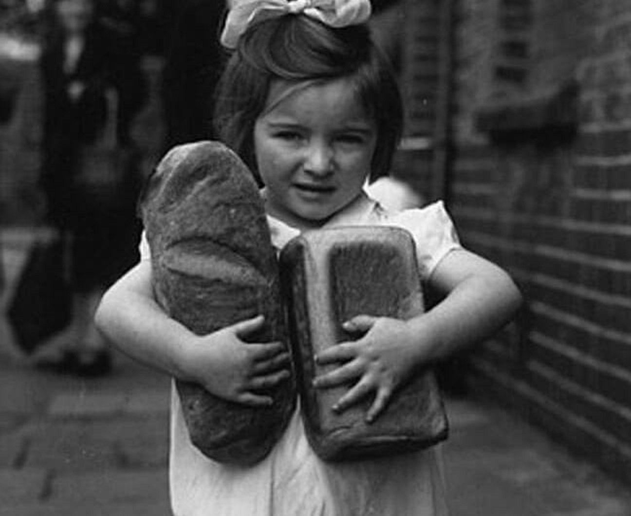 Ребенок с хлебом