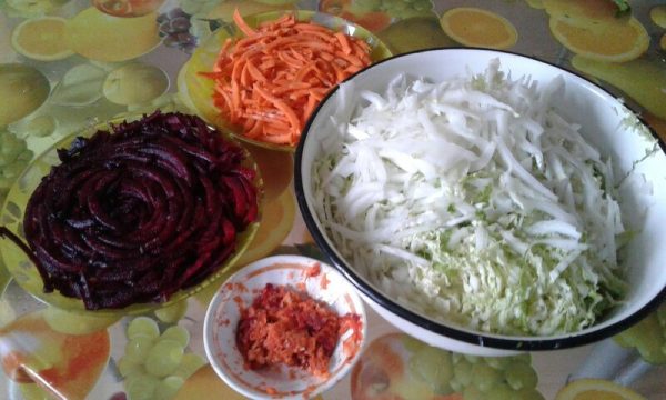 Нарезанные овощи и острая смесь для корейской квашеной свёклы на столе