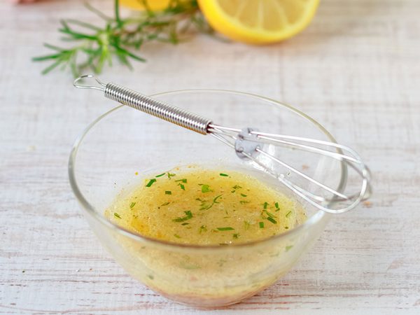 Заправка для салата из лимонного сока и масла