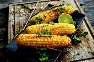Аппетитная кукуруза на мангале может быть прекрасной закуской, самостоятельным блюдом или дополнением к основному блюду