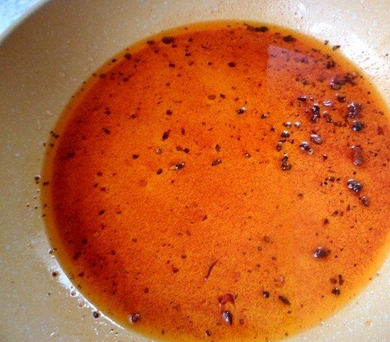 Специи и растительное масло в керамической сковороде