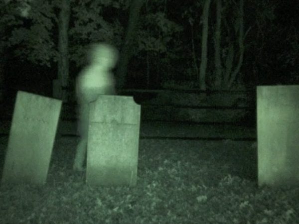 Призрак на кладбище
