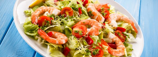 Имея минимальный набор продуктов и кулинарную фантазию вы сможете украсить стол вкусным салатом за считаные минуты