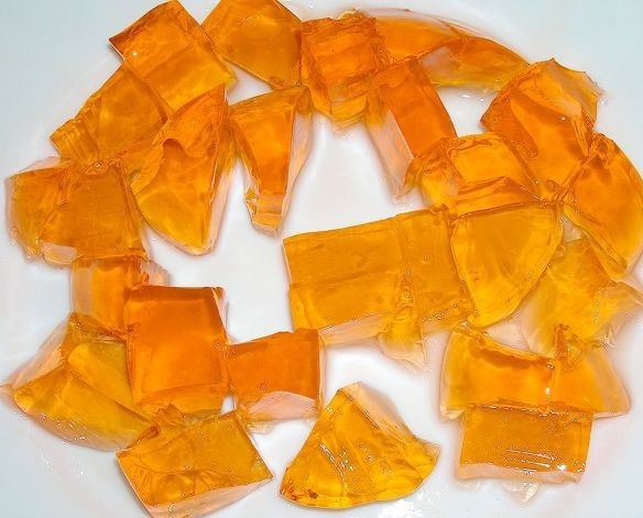 Нарезанное кубиками желе оранжевого цвета