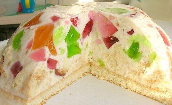 Торт «Битое стекло» с основой из готового бисквитного коржа в разрезе