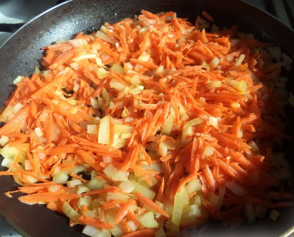 Обжаренная с луком морковь в большой сковороде