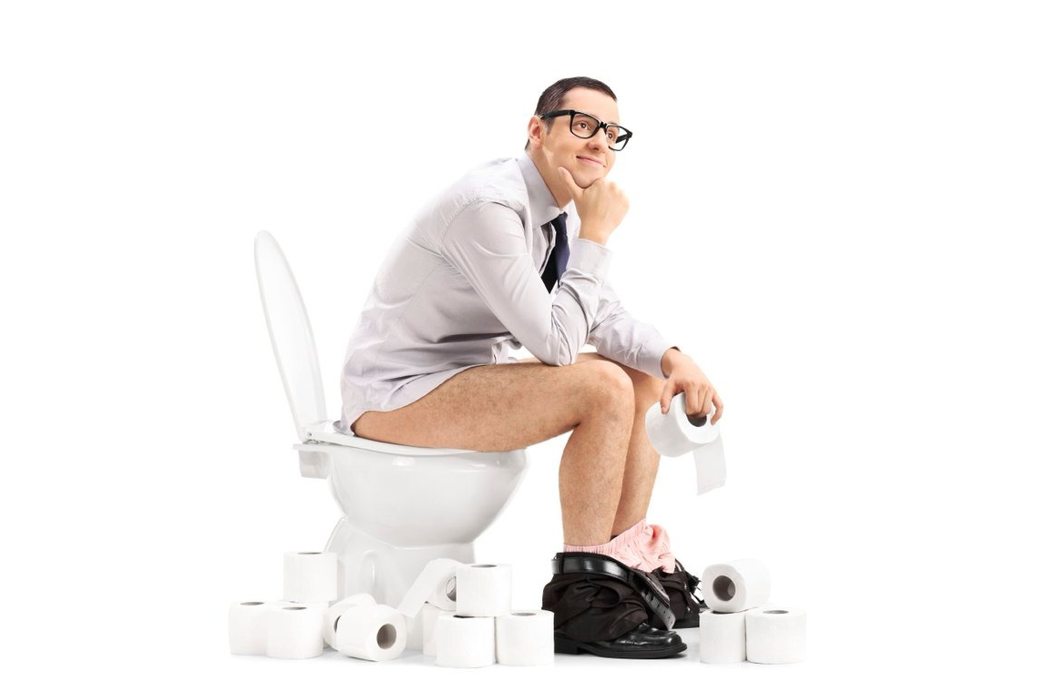 Тянет в туалет мужчин. Мужчина сидит. Унитаз.