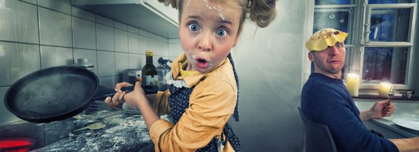 девочка печёт блины