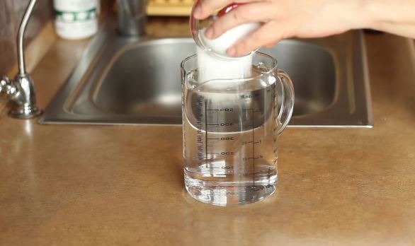 Добавление соли в ёмкость с водой