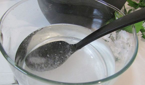 Газированная минеральная вода с солью в стеклянной ёмкости