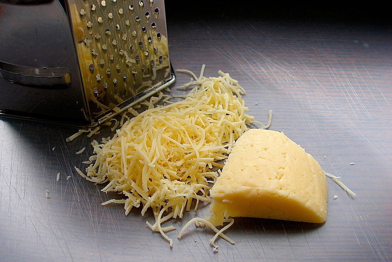 Сыр, натёртый на тёрке.