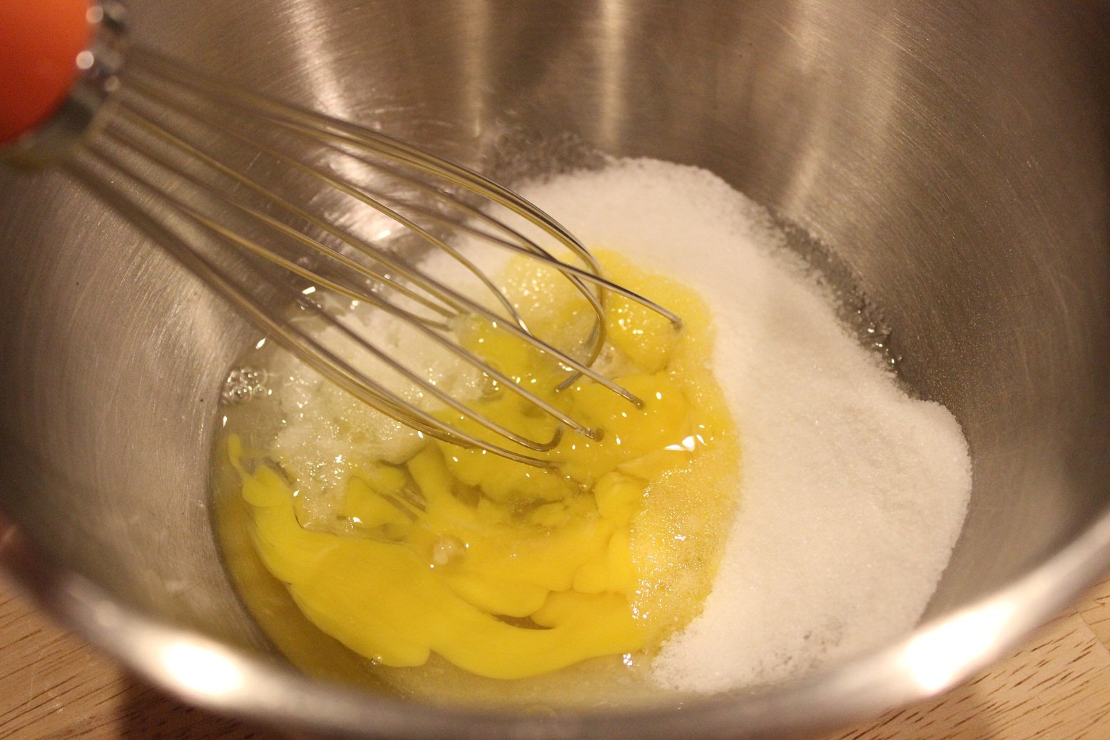 Сливочное масло и разрыхлитель и. Взбить яйца венчиком. Взбитые яйца с сахаром. Взбитые яйца в миске. Взбитые яйца с солью и сахаром.