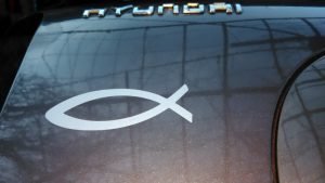 Что означает символ рыбки на автомобиле