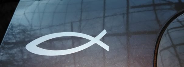 Рыбка на машине — что значит наклейка с этим символом на багажнике