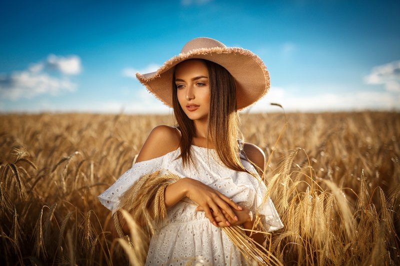 девушка в поле