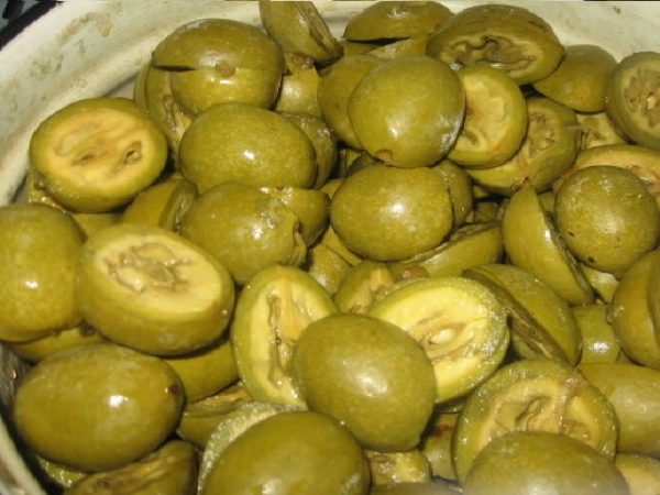 Вымоченные и отваренные грецкие орехи