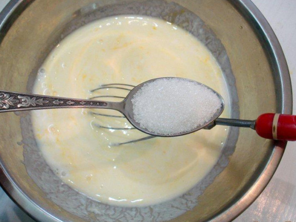 Добавление к кефиру яйца и сахара