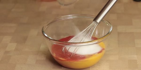 Сахар, яичные желтки и ягодное пюре