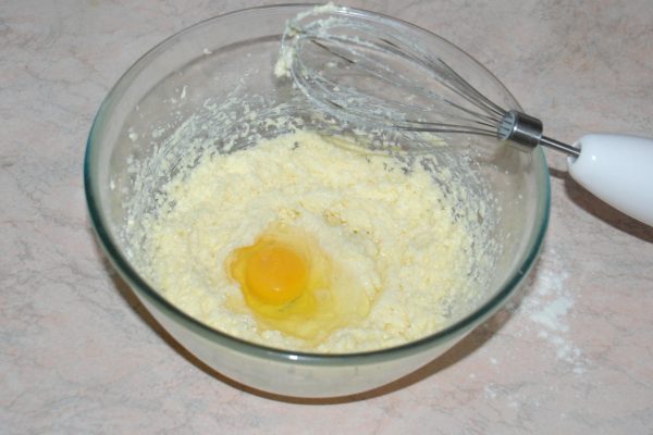 Добавление яиц к взбитому с сахаром маслу