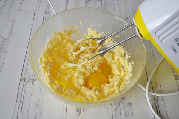 Добавление к масляно-сахарной массе яиц