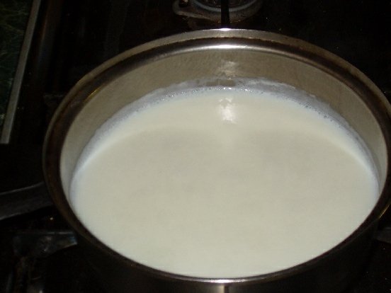 Металлическая кастрюля с молоком