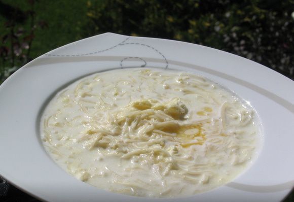 Молочный суп с вермишелью, яйцами и сливочным маслом в порционной тарелке
