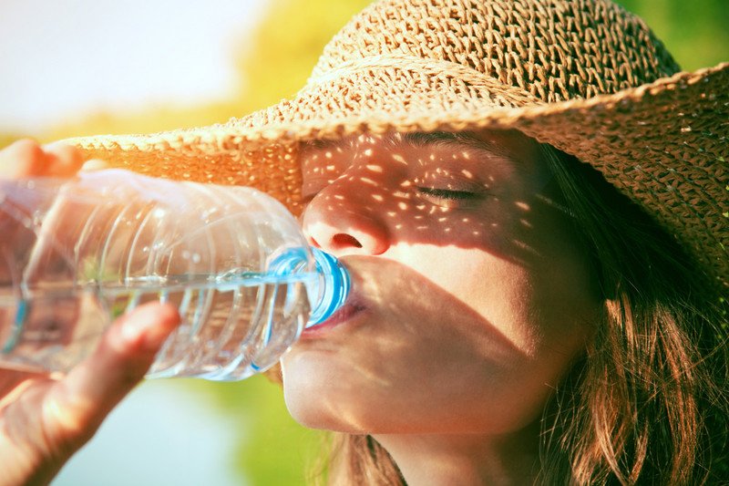 девушка пьёт воду