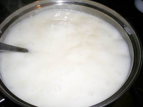 Молоко и сахар в кастрюле