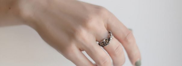 Кольцо на большом пальце у девушки — значение в древние времена и сейчас. Кольца на пальцах рук