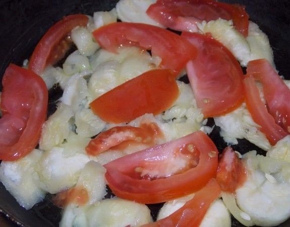Кабачки и помидоры в сковороде
