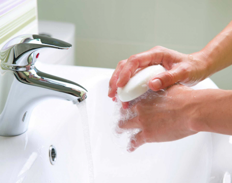 Человек моет руки