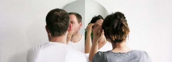 мужчина и женщина у зеркала