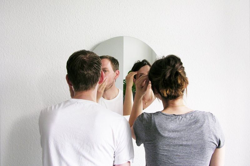 мужчина и женщина у зеркала