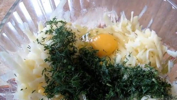 Подготовленные продукты для картофельных гренок в стеклянной ёмкости