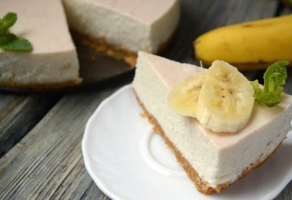 Кусок торта с бананом