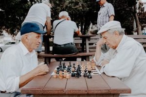Двое пожилых мужчин за шахматами