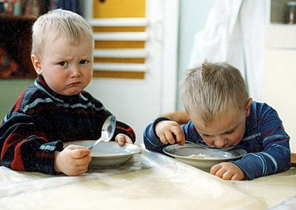 Дети едят суп