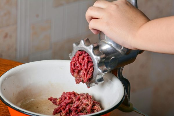 Измельчение мяса при помощи мясорубки