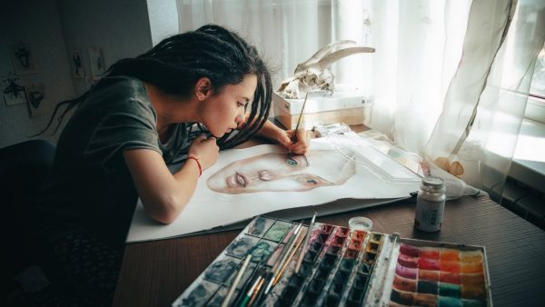 Девушка рисует