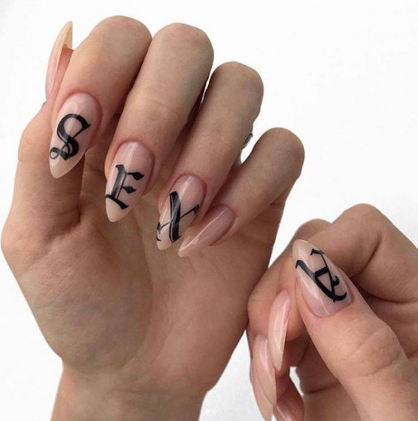 Миндалевидные ногти с дизайном в виде букв
