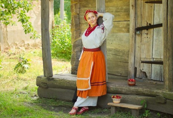 Девушка в славянской одежде