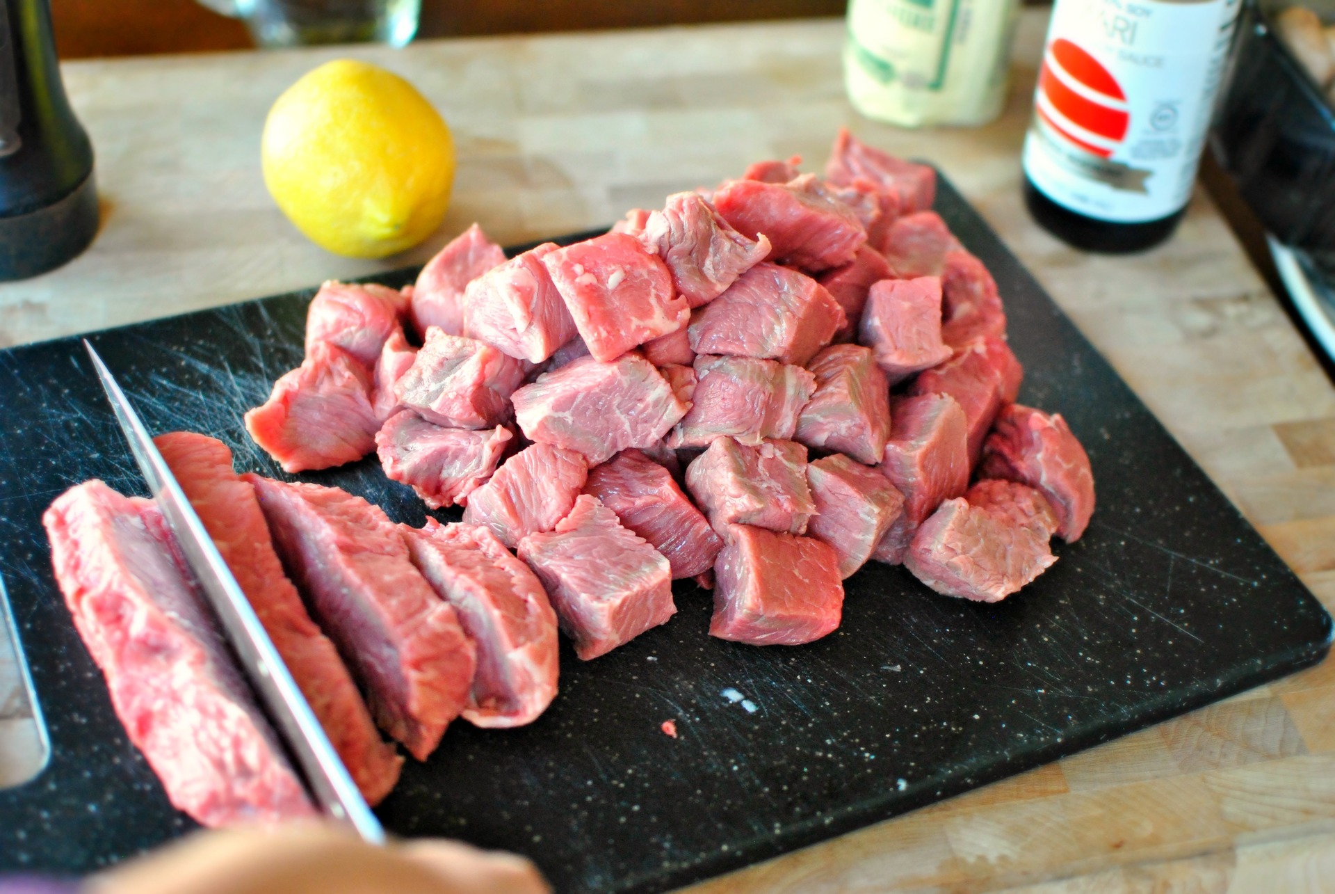 Как замариновать кусочки свинины. Нарезать свинину на шашлык. Мясо нарезанное кусочками. Говядина нарезанная брсочками. Мясо для шашлыка свинина.