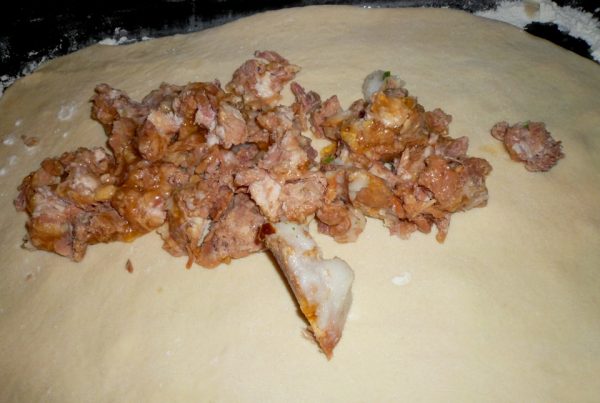 Свиная тушёнка на раскатанном сыром тесте